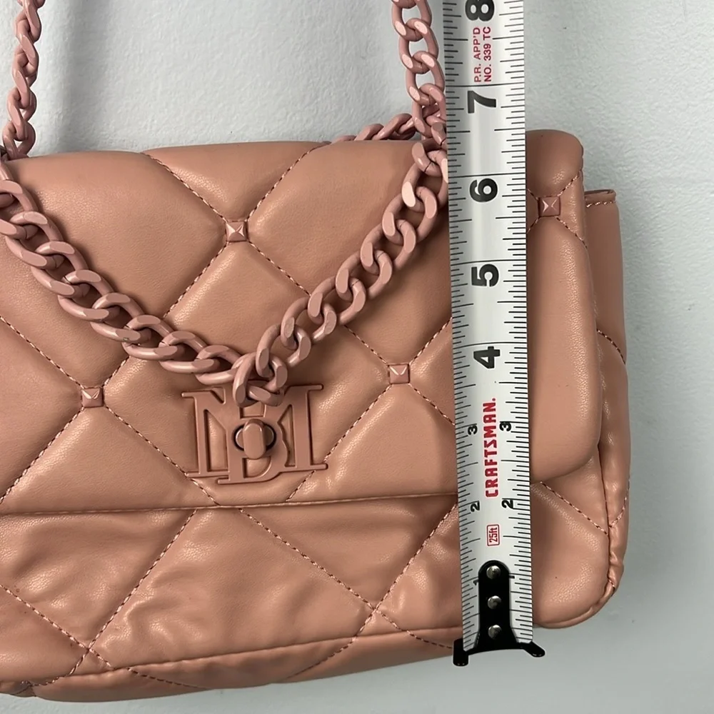 Badgley Mischka pink quilted chain, detail shoulder bag
